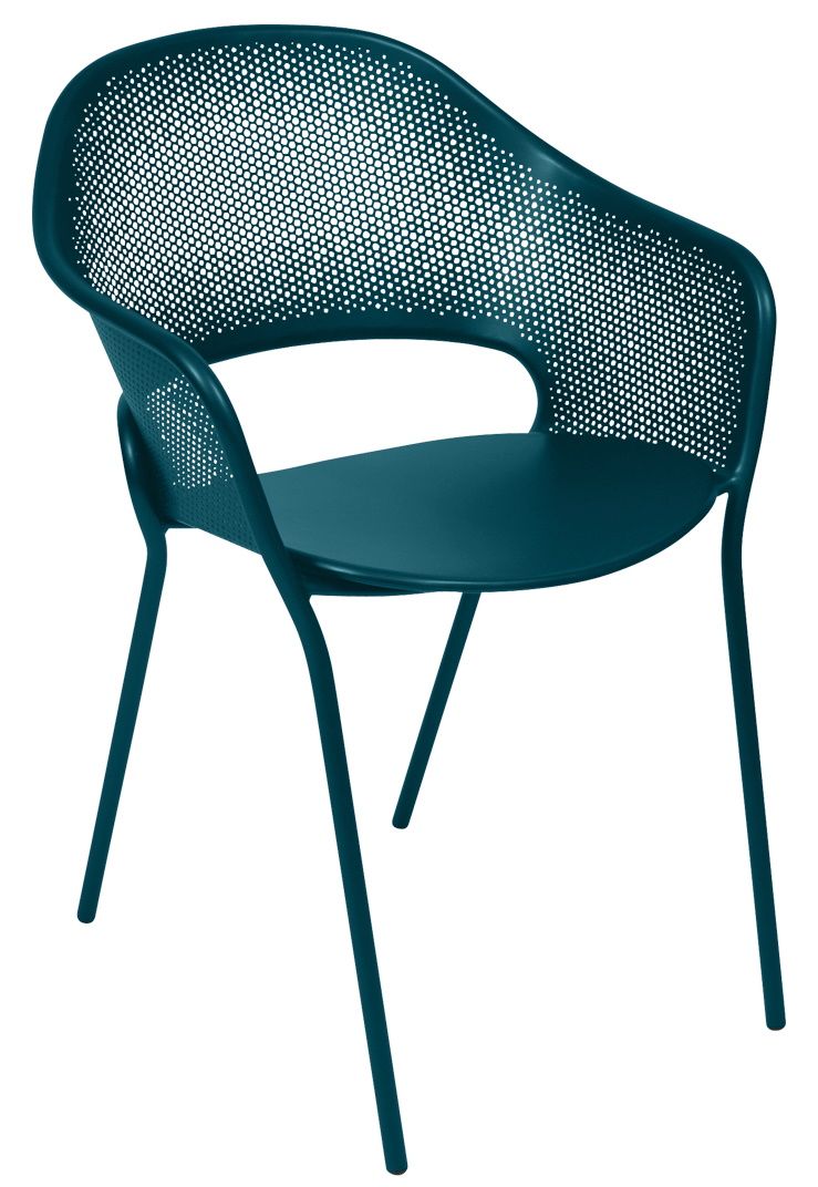 Blauer Kate Sessel von Fermob für den Außenbereich, mit Armlehnen und Lochmuster.